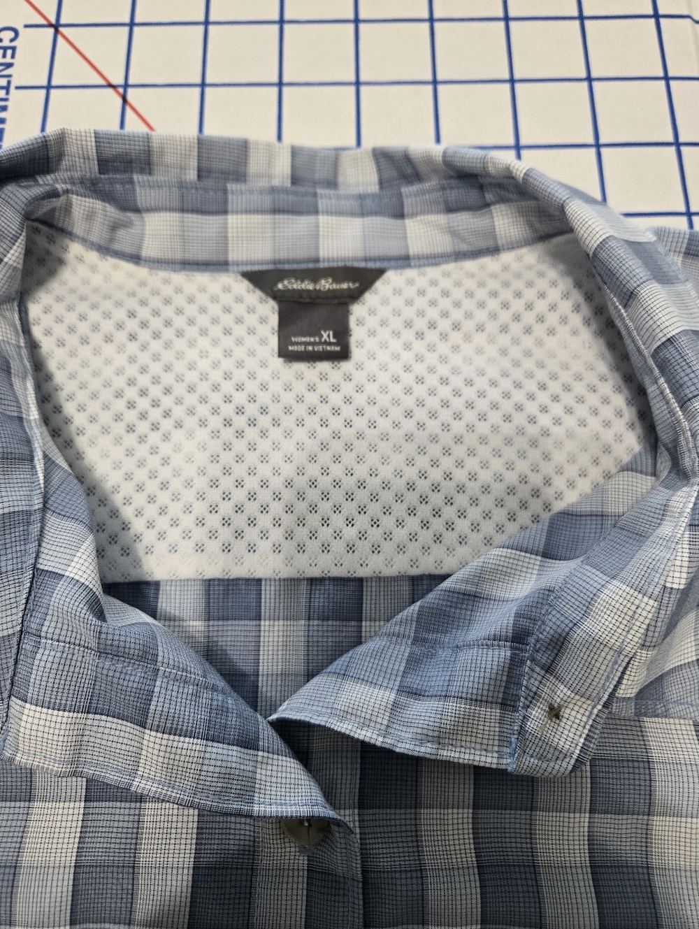 Eddie Bauer Womans Blue and White Short-Sleeve Button-Down Shirt - Picture 2 of 2